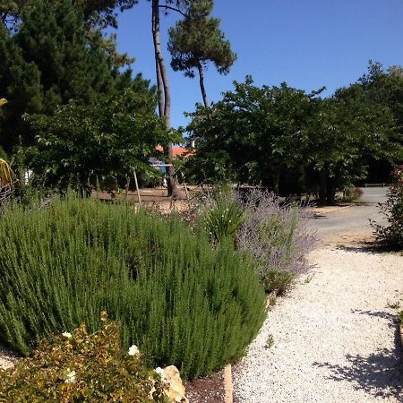 Hotel ULVF Les Hibiscus Saint-Jean-de-Monts Exterior foto
