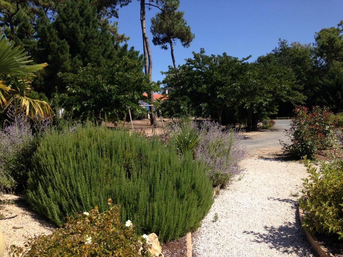 Hotel ULVF Les Hibiscus Saint-Jean-de-Monts Exterior foto